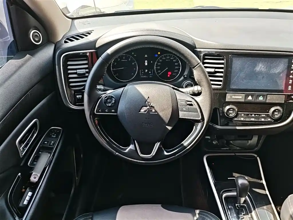 Mitsubishi Outlander 2019 — фото 11