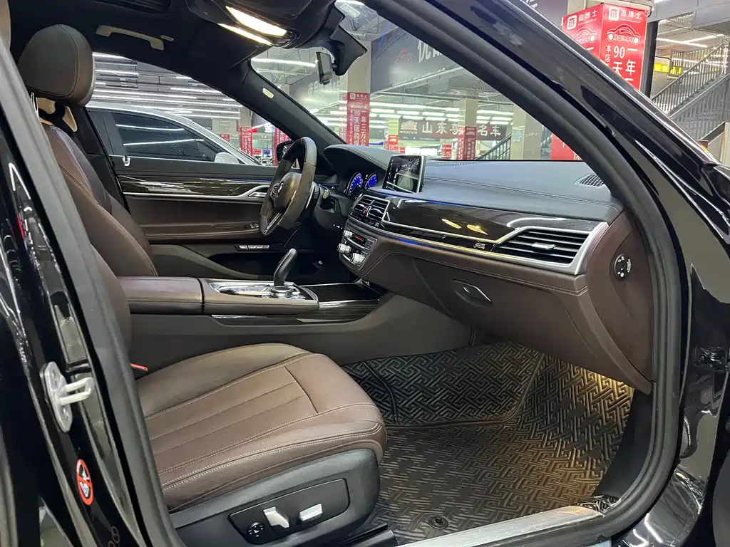 BMW 7 Series 2018 — фото 12
