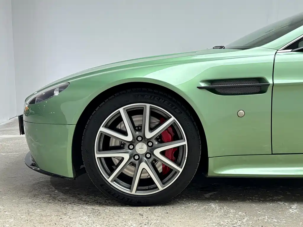 Aston Martin V8 Vantage 2014 — фото 4