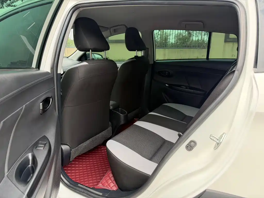 Toyota Yaris L 2022 — фото 16