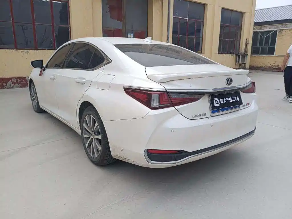 Lexus ES 2021