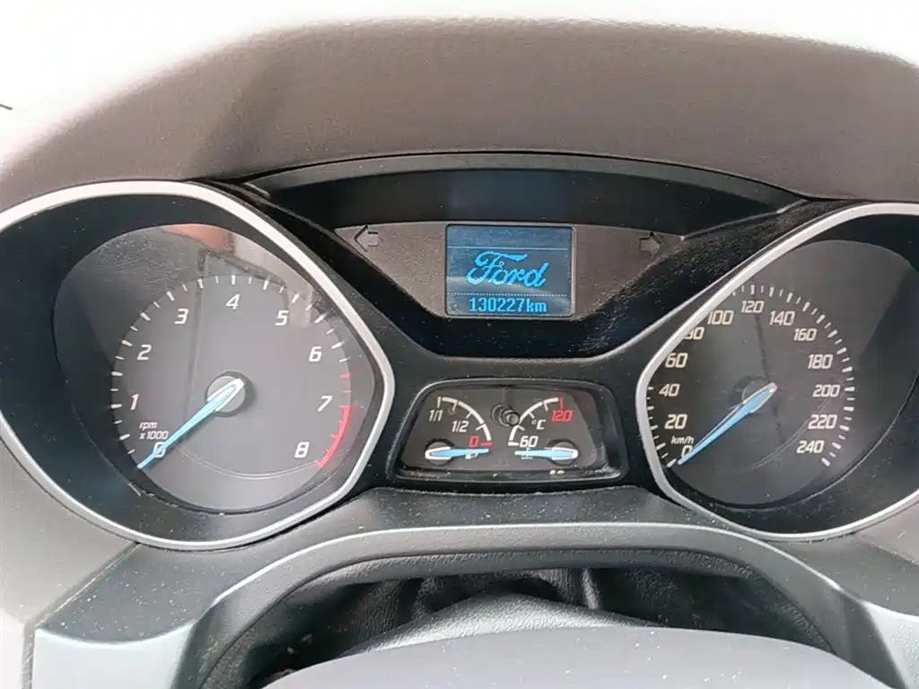 Ford Focus 2015 — фото 12