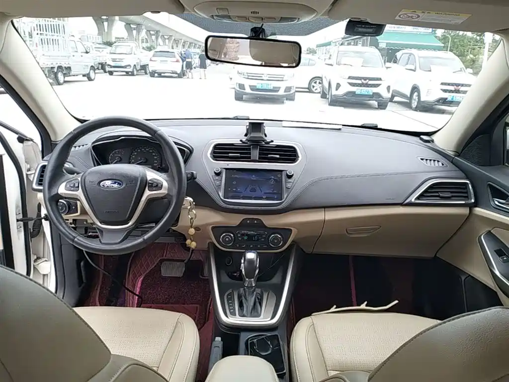 Ford Escort 2015 — фото 10