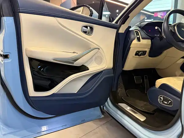 Aston Martin DBX 2022