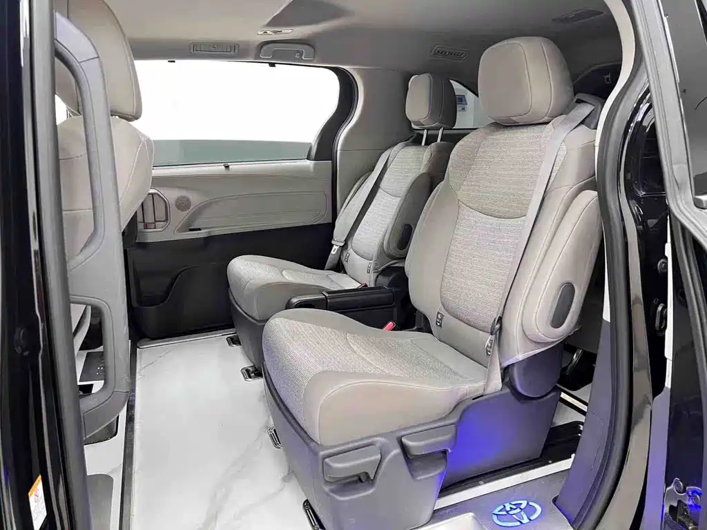 Toyota Sienna 2023 — фото 9
