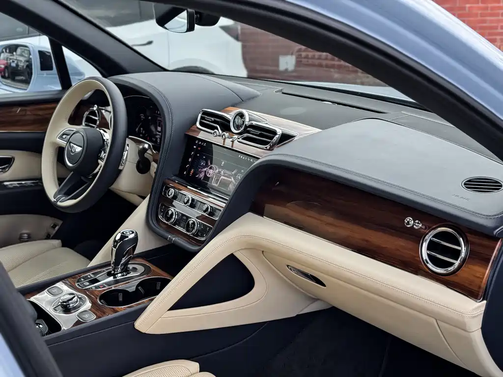 Bentley Bentayga 2021 — фото 11