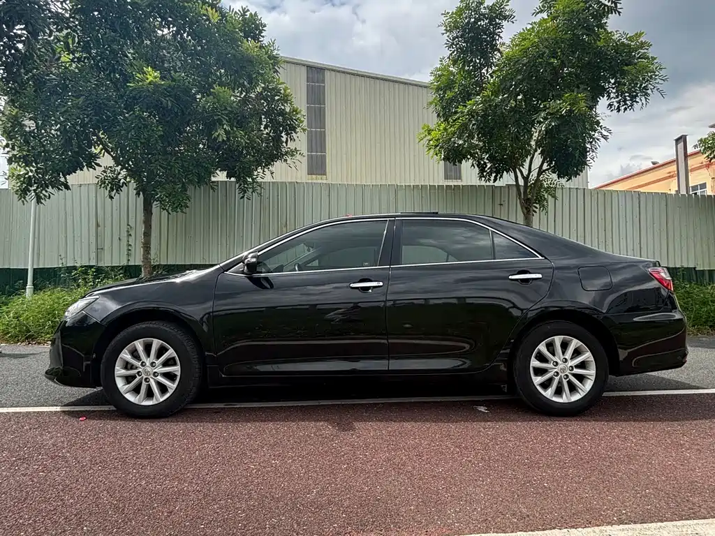 Toyota Camry 2017 — фото 24