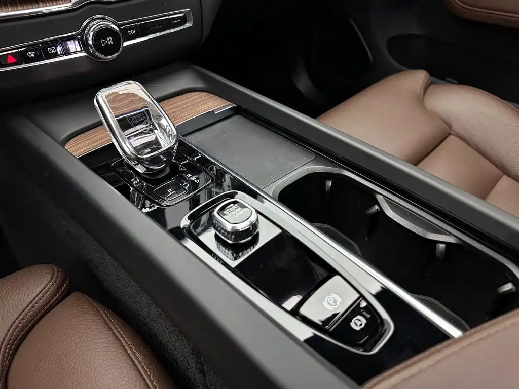 Volvo XC60 Plug-In Hybrid 2023 — фото 13
