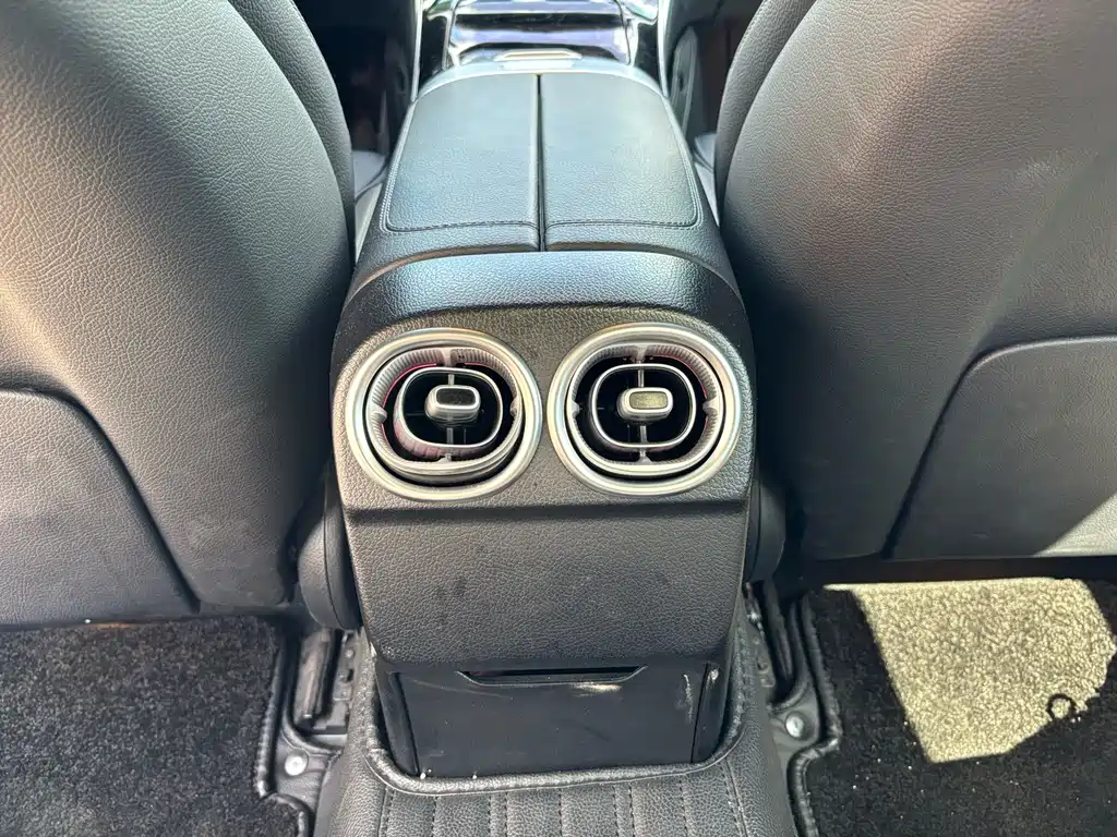 Mercedes-Benz C-Class 2023 — фото 18