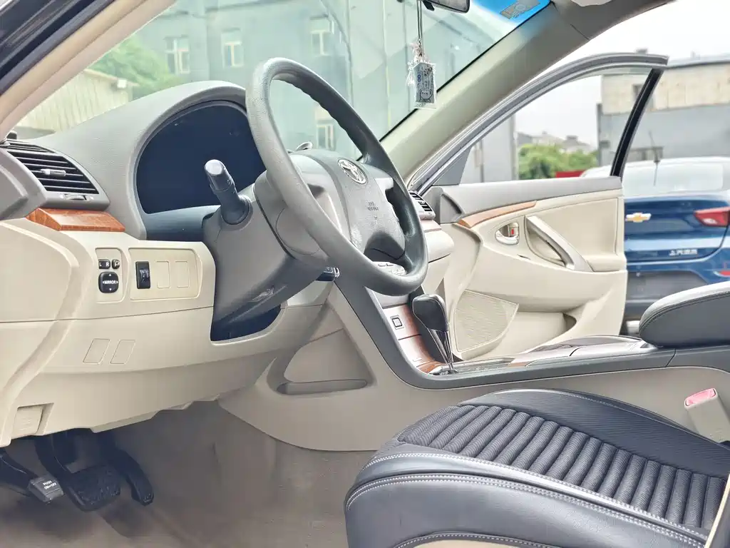 Toyota Camry 2010 — фото 10