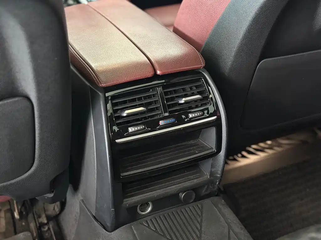 BMW 5 Series 2019 — фото 10