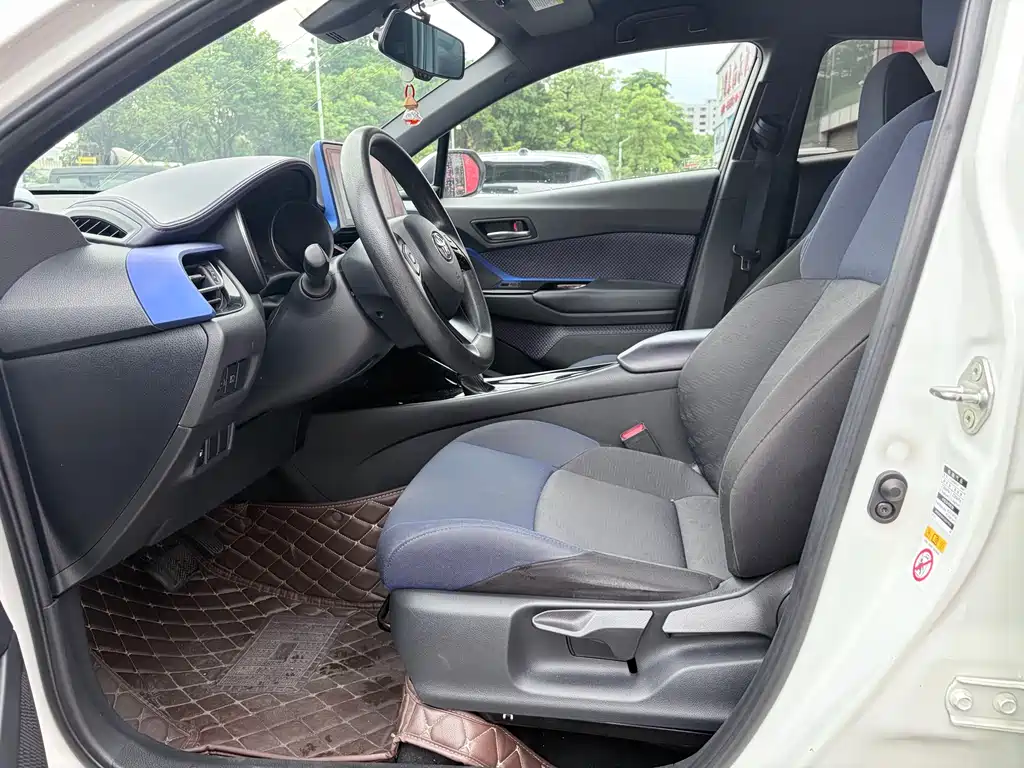 Toyota C-HR 2019 — фото 10