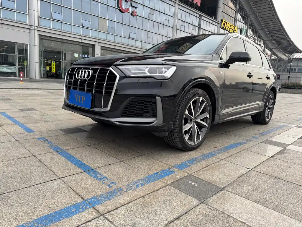 Audi Q7 2023 — фото 1