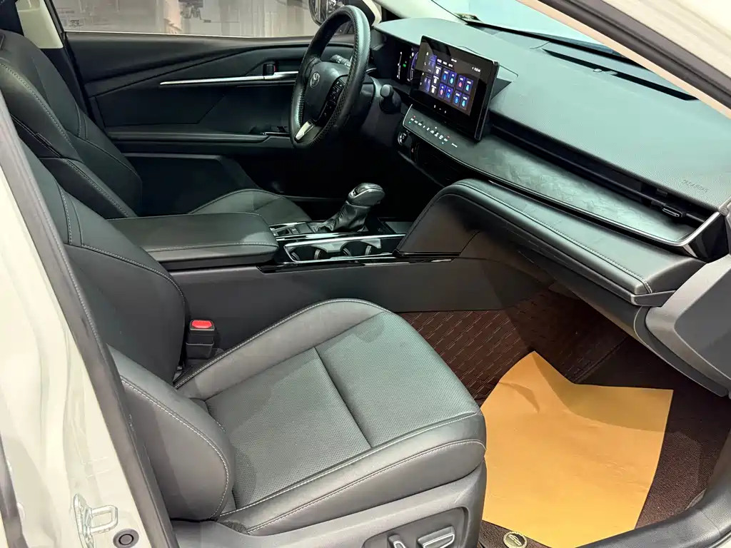 Toyota Camry 2025 — фото 17
