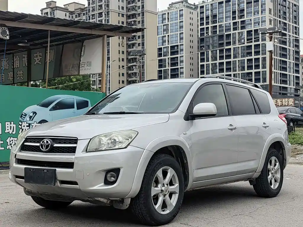 Toyota RAV4 2010 — фото 1