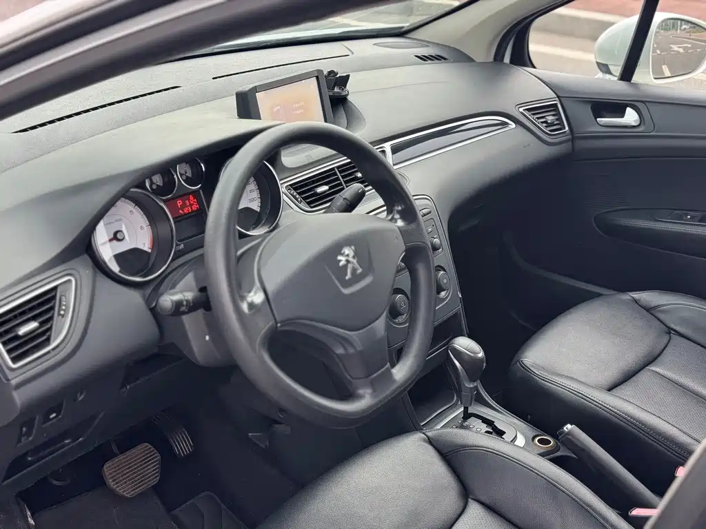 Peugeot 308 2015 — фото 12