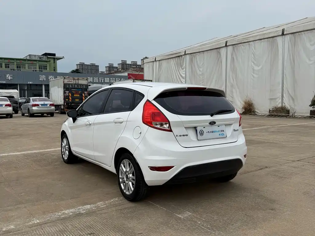 Ford Fiesta 2015 — фото 7