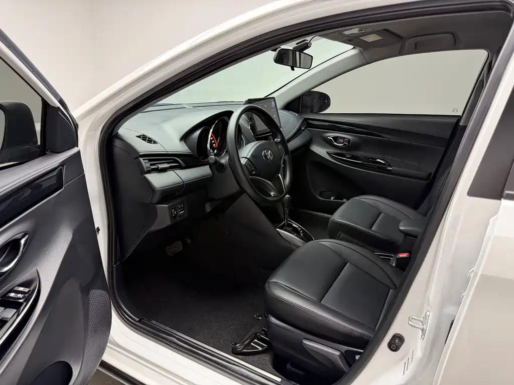Toyota Yaris L 2023