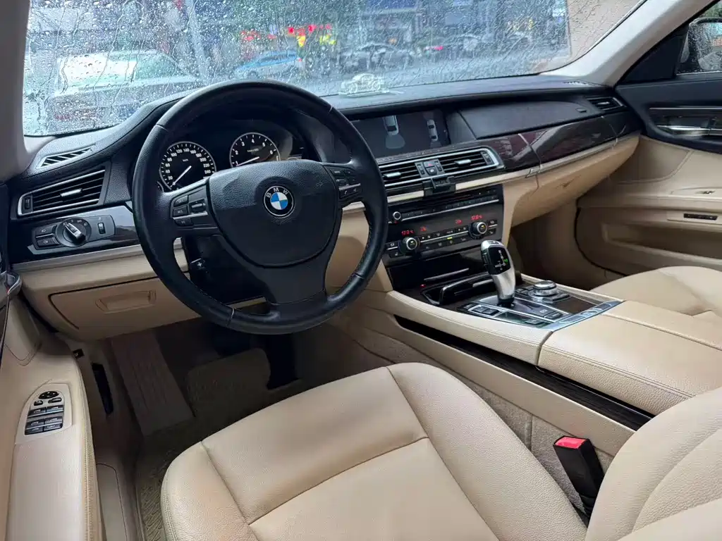 BMW 7 Series 2011 — фото 13