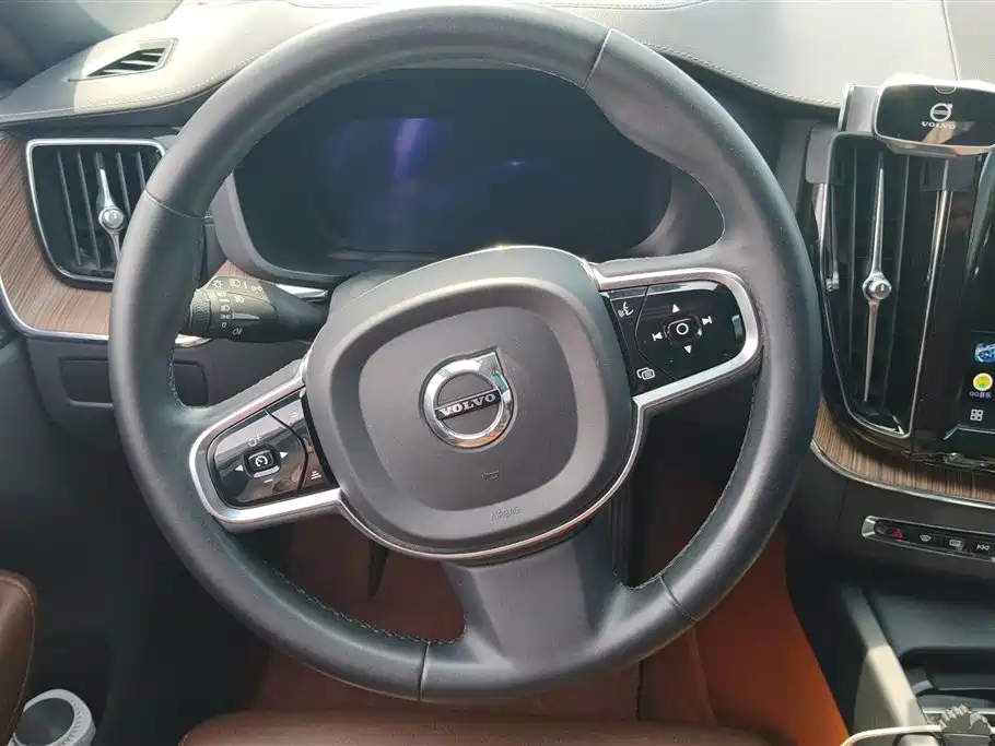 Volvo XC60 2022 — фото 15
