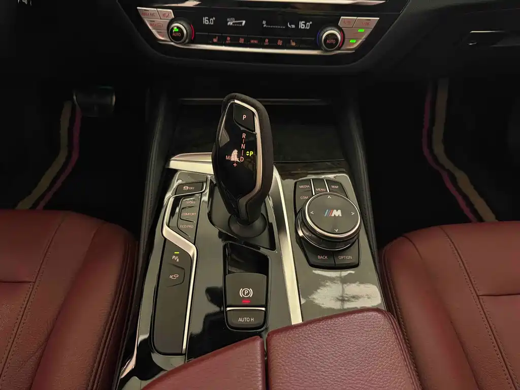 BMW 5 Series 2018 — фото 26