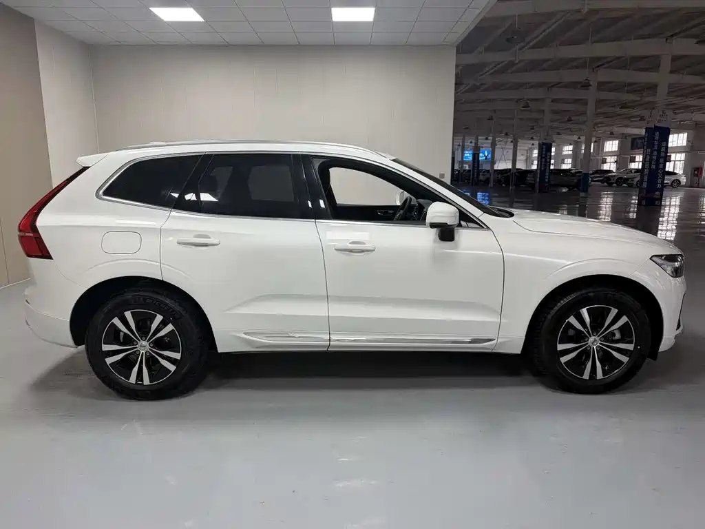 Volvo XC60 2022 — фото 8