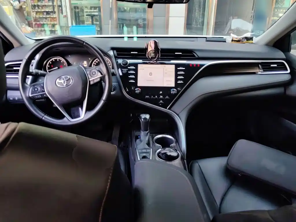 Toyota Camry 2018 — фото 5