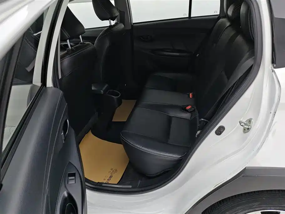 Toyota Yaris L 2021 — фото 11