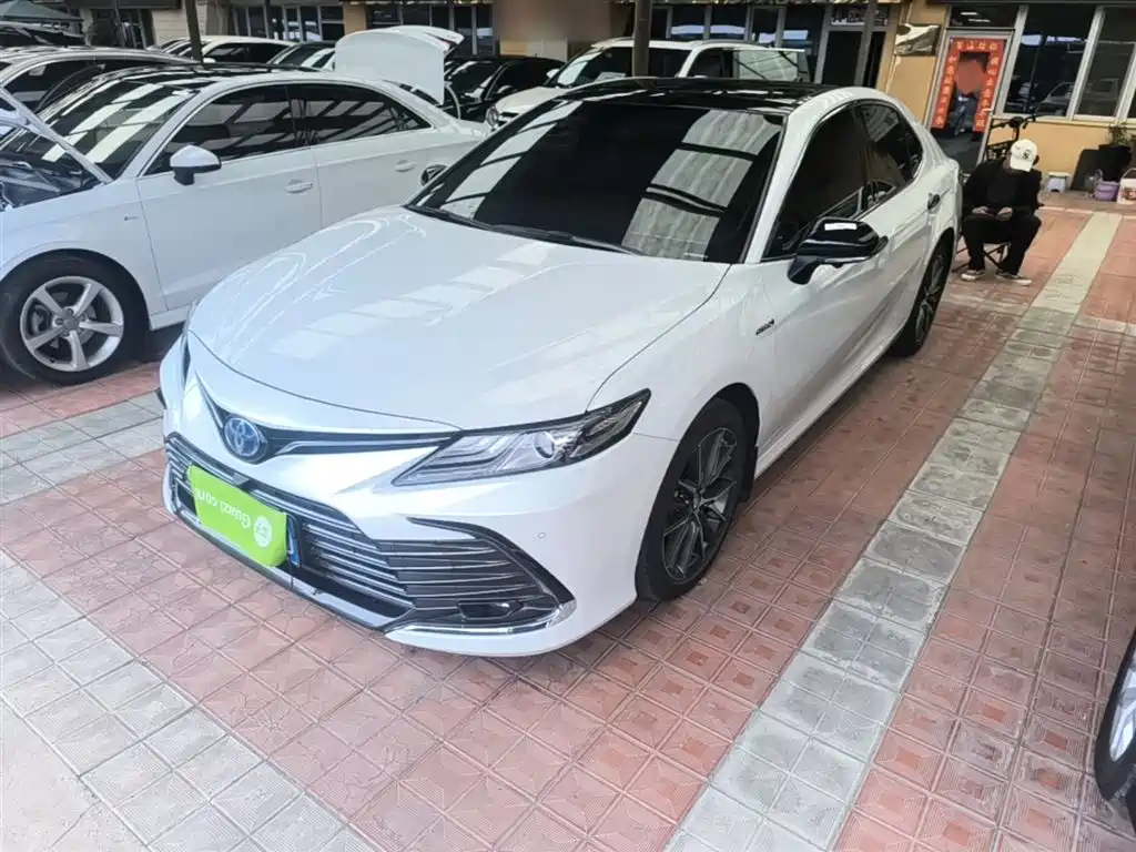 Toyota Camry 2023 — фото 2