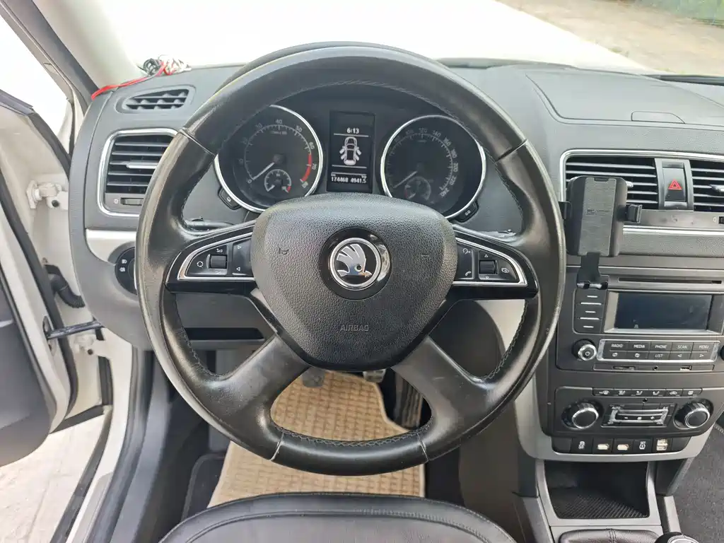 Skoda Yeti 2015 — фото 12
