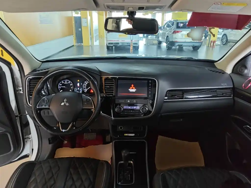 Mitsubishi Outlander 2022 — фото 10