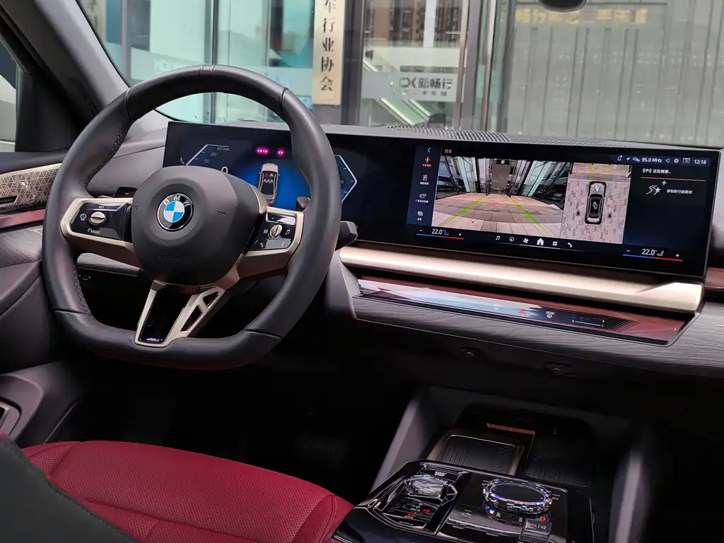 BMW 5 Series 2025 — фото 14