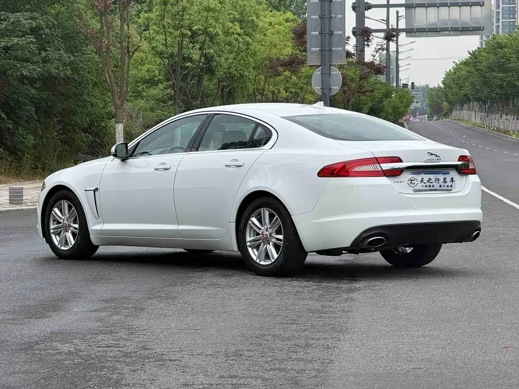 Jaguar XF 2014 — фото 14