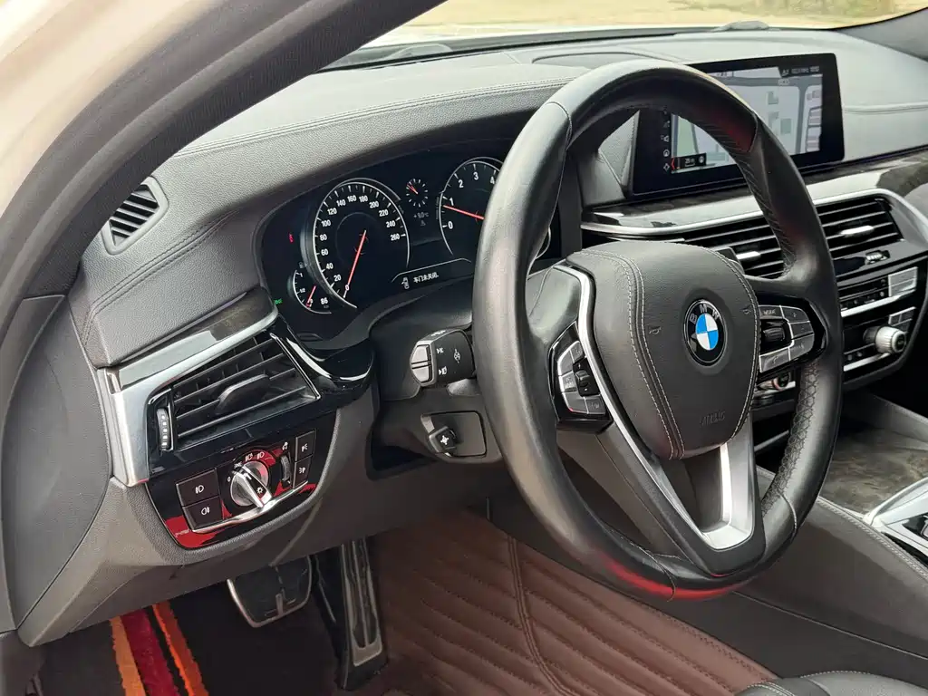 BMW 5 Series 2018 — фото 12
