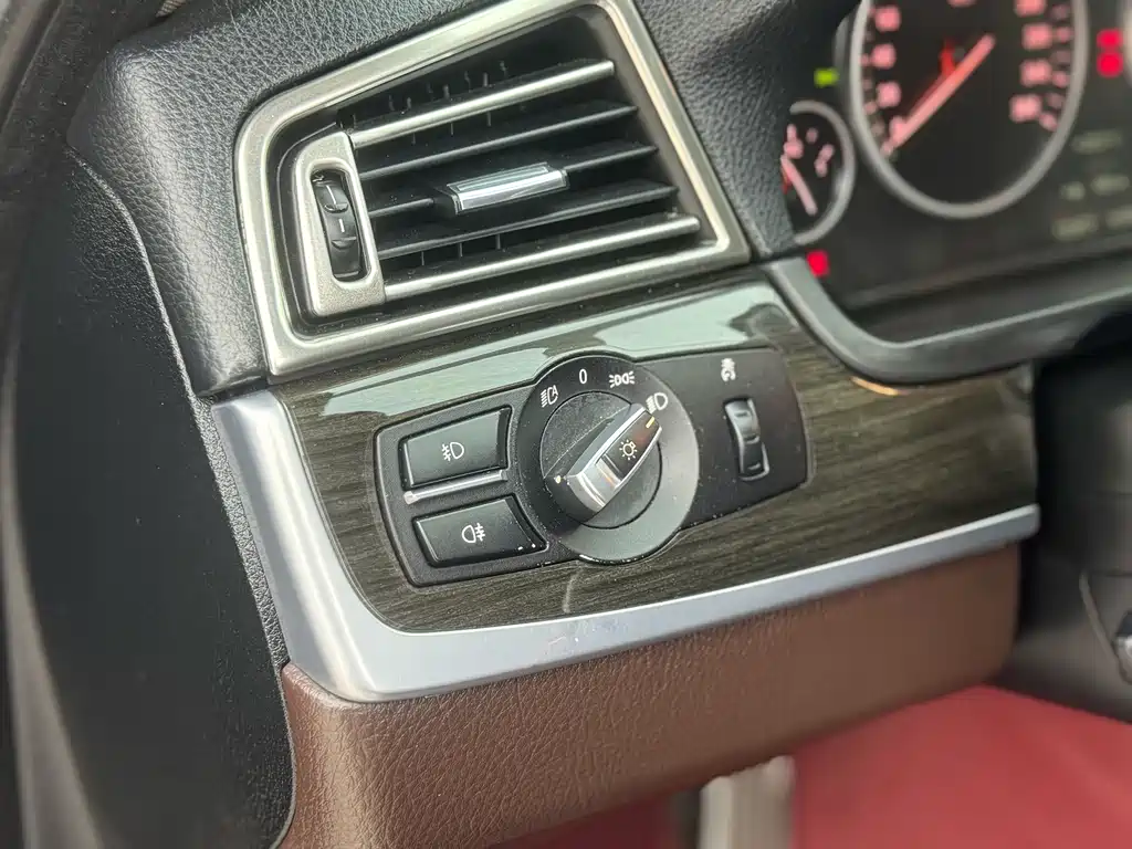 BMW 5 Series 2014 — фото 11