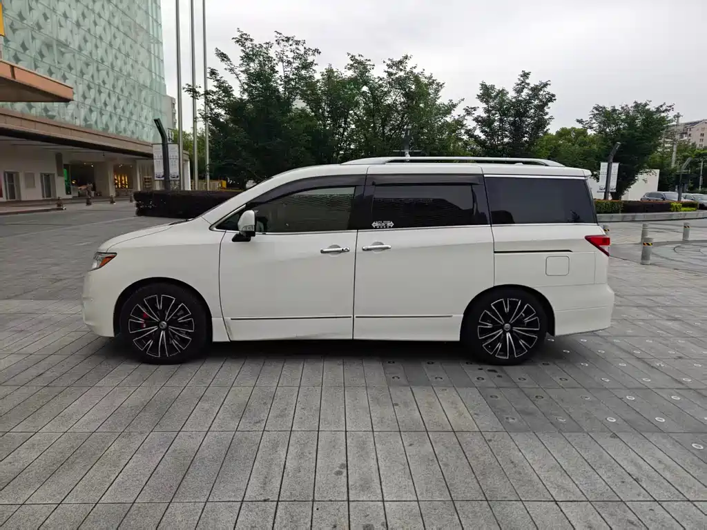 Nissan Quest 2017 — фото 6