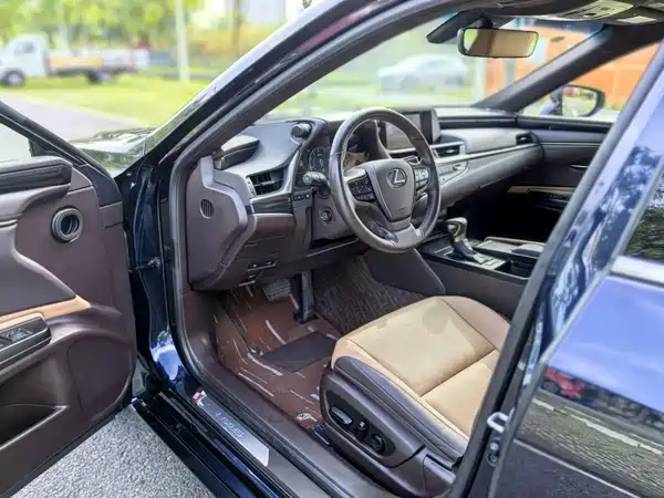 Lexus ES 2020
