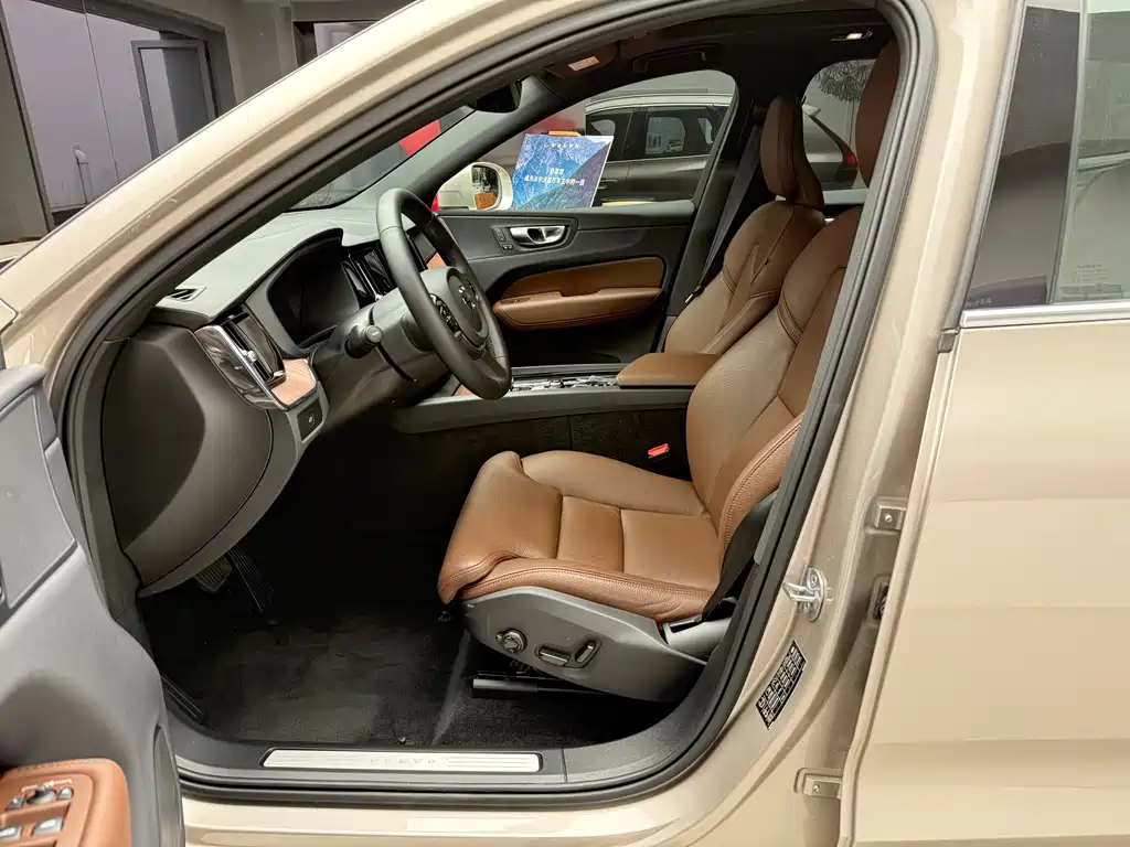Volvo XC60 2025 — фото 12
