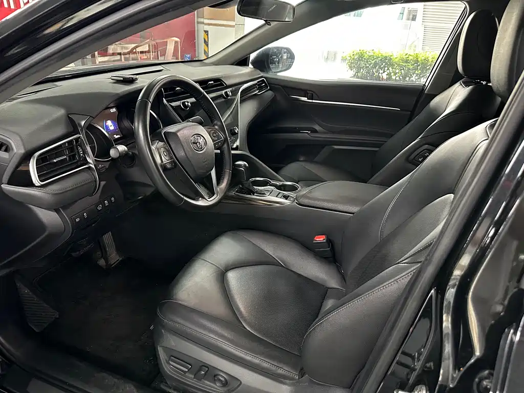 Toyota Camry 2019 — фото 8