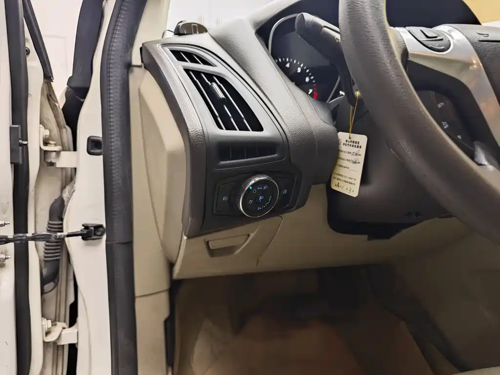 Ford Focus 2014 — фото 11