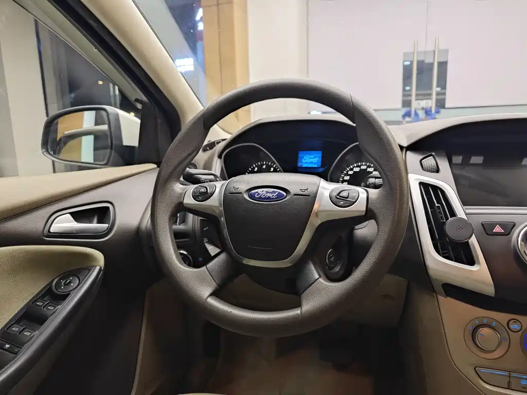 Ford Focus 2014 — фото 14