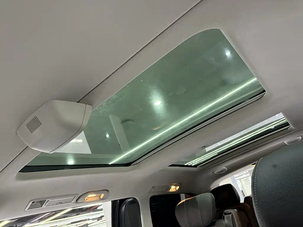 Mercedes-Benz V-Class 2023 — фото 19