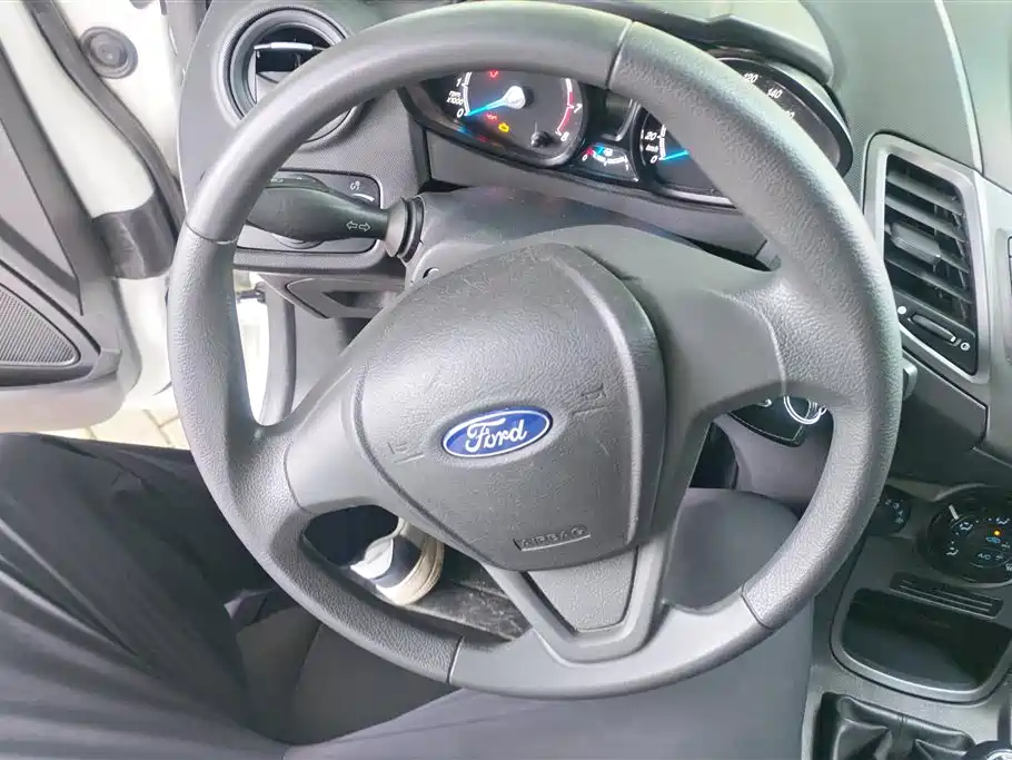 Ford Fiesta 2015 — фото 15