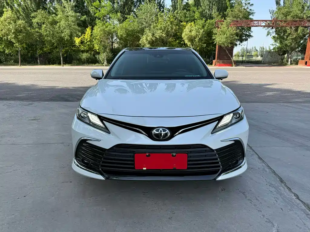 Toyota Camry 2022 — фото 2