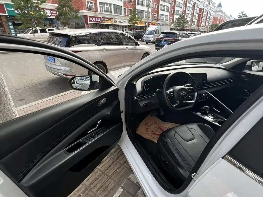 Hyundai Elantra 2023