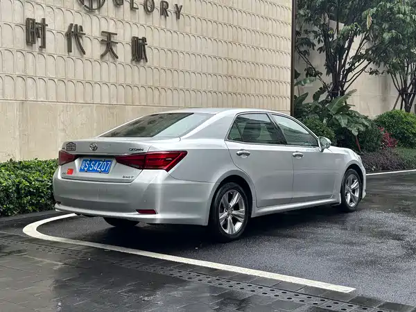 Toyota Crown 2015