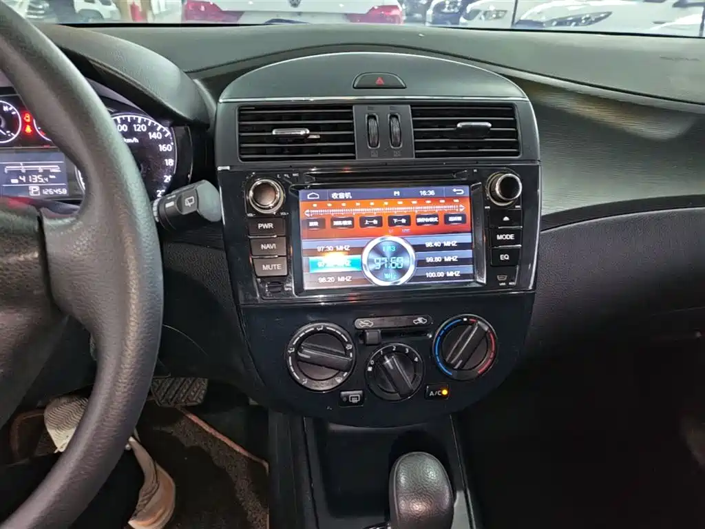 Nissan Tiida 2016 — фото 13