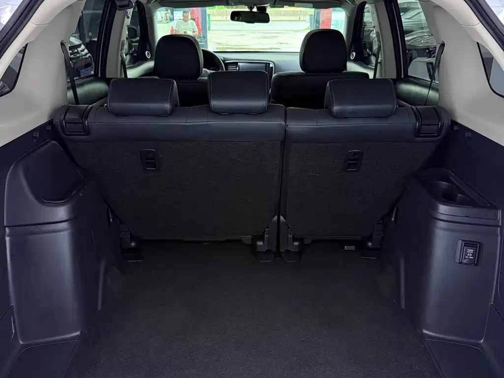 Mitsubishi Outlander 2022 — фото 18