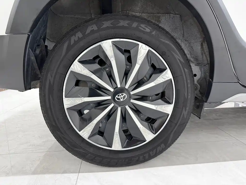 Toyota Yaris L 2023 — фото 18