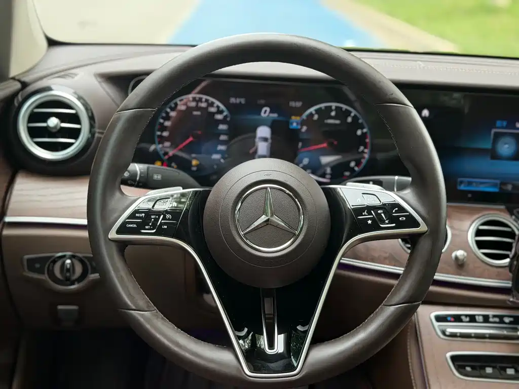 Mercedes-Benz E-Class 2022 — фото 13